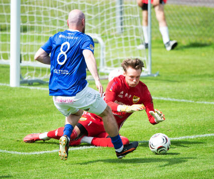 IFK Hässleholms målvakt Felix Persson räddar framför