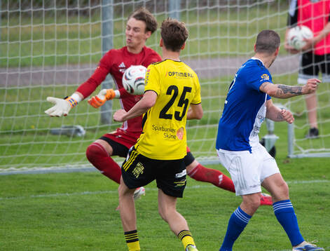 IFK Hässleholms målvakt Felix Persson räddar i matchen i
