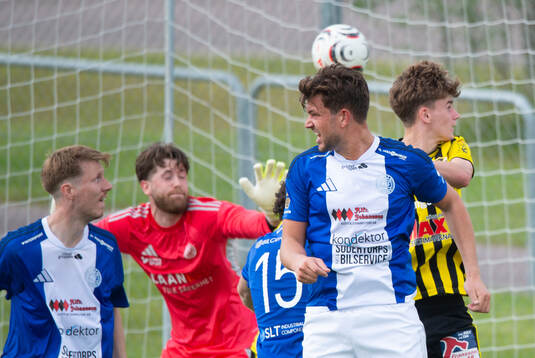 IFK Hässleholms Neo Jakobsson nickar in en hörna som