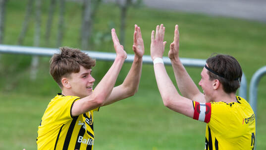 IFK Hässleholms Neo Jakobsson jublar över sitt 1-1 och