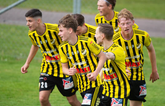 IFK Hässleholms Neo Jakobsson jublar över sitt 1-1