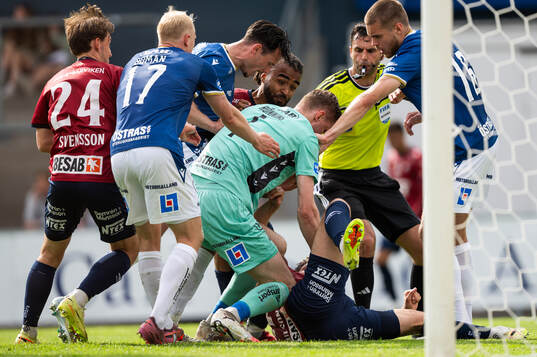 Halmstads målvakt Tim Rönning och Örgrytes Daniel Paulson