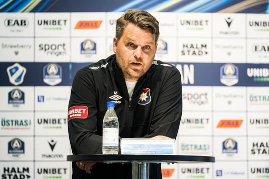 Örgrytes tränare Andreas Holmberg på presskonferensen