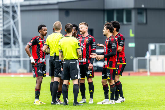 Östersunds speklare pratar med Domare Fredrik Alknäs