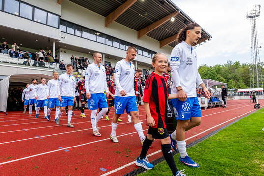 Lagen och domarteamet gör entre