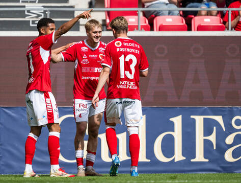 Kalmars Rony Jansson jublar med Anthony Olusanya och