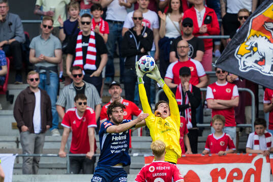 Degerfors Juhani Pikkarainen och Kalmars målvakt Samuel
