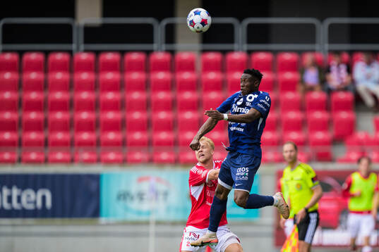 Kalmars Victor Larsson och Degerfors Yiriyon Gideon Yaw