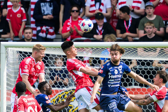 Kalmars Achraf Dari och Degerfors Juhani Pikkarainen