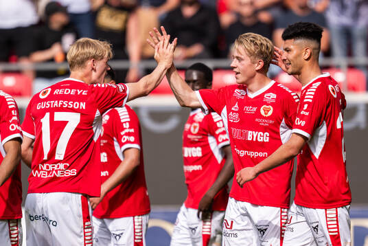 Kalmars Charlie Rosenqvist jublar med lagkamrater