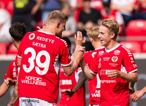 Kalmars Lars Sætra jublar med Charlie Rosenqvist jublar