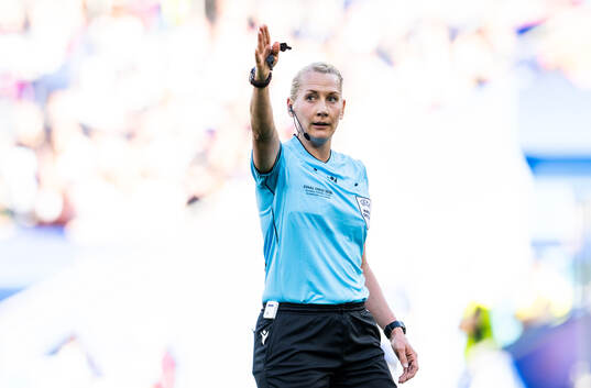 Referee Tess Olofsson