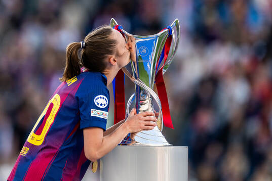 Caroline Graham Hansen of Barcelona celebrates and kisses