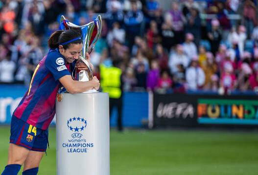Aitana Bonmati of Barcelona celebrates with the trophy