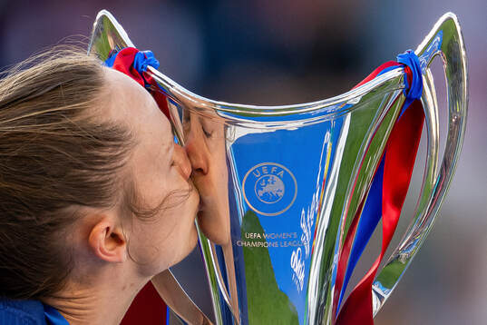 Caroline Graham Hansen of Barcelona celebrates and kisses