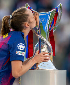 Caroline Graham Hansen of Barcelona celebrates and kisses