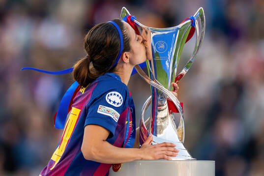 Aitana Bonmati of Barcelona celebrates and kisses the trophy