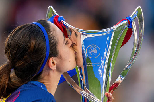 Aitana Bonmati of Barcelona celebrates and kisses the trophy