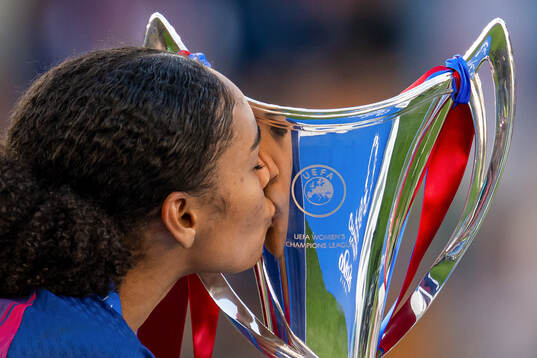 Salma Paralluelo of Barcelona celebrates and kisses the