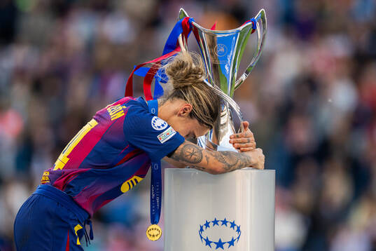 Mapi Leon of Barcelona celebrates with the trophy