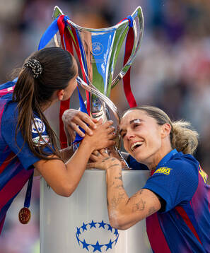 Kika Nazareth and Mapi Leon of Barcelona celebrate with the
