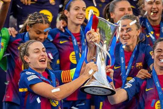 Alexia Putellas and players of Barcelona celebrate with the