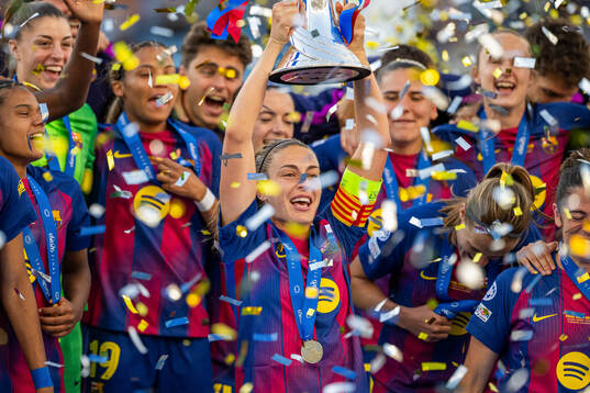 Alexia Putellas and players of Barcelona celebrate with the