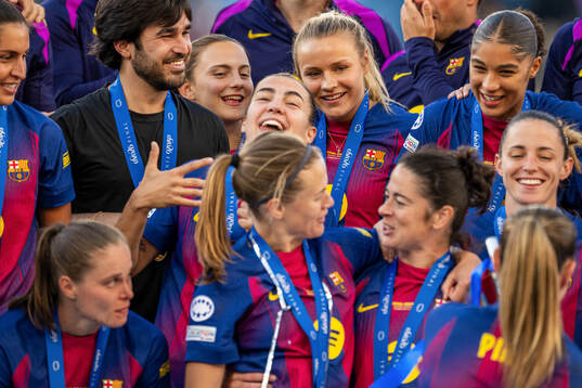 Martine Fenger and players of Barcelona celebrate
