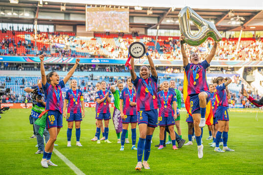 Salma Paralluelo, Patri Guijarro and players of Barcelona