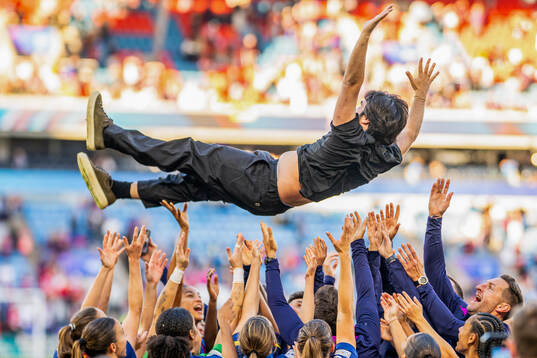 Head coach Pere Romeu of Barcelona celebrates with players