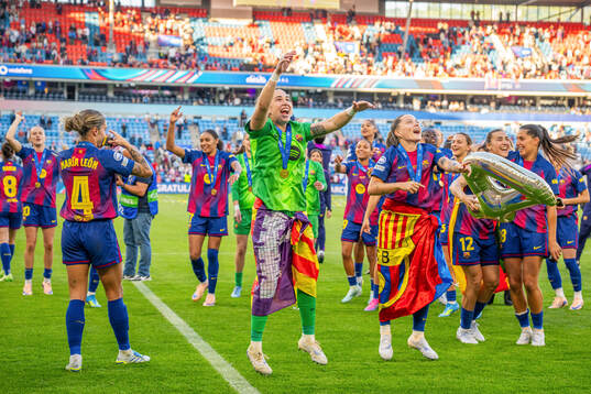 Goalkeeper Cata Coll and players of Barcelona celebrate