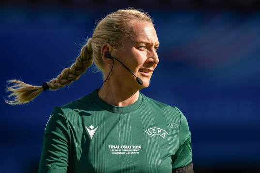 Referee Tess Olofsson warms up