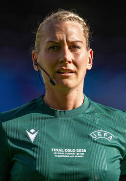 Referee Tess Olofsson warms up