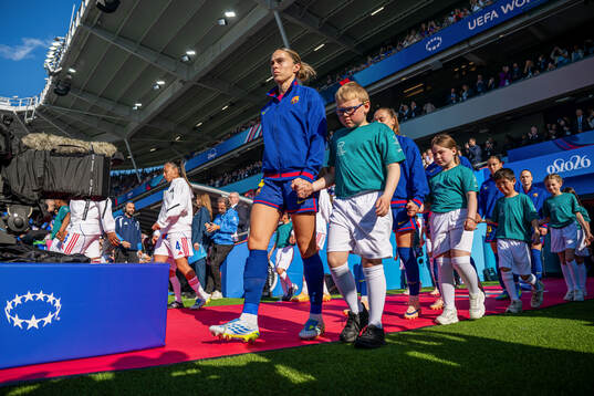 Mapi Leon of Barcelona enters the pitch