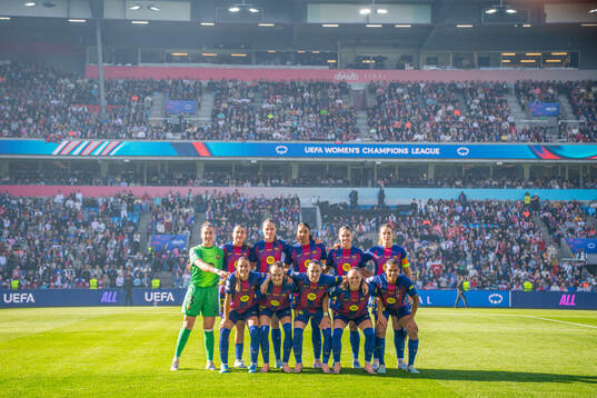 The starting eleven of Barcelona pose for a team photo