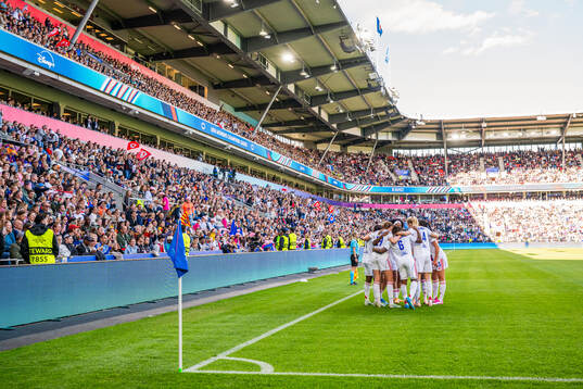 Lindsey Heaps of Lyon celebrates with Ada Hegerberg and