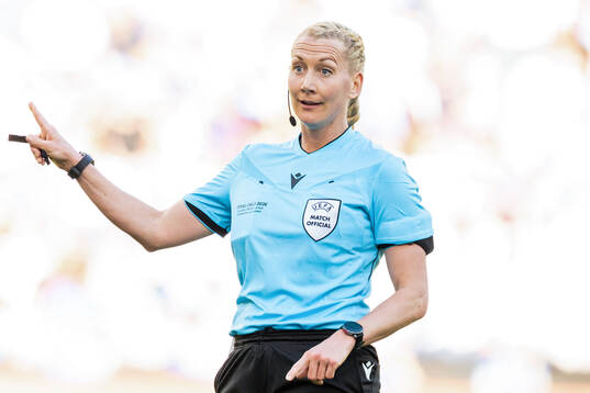 Referee Tess Olofsson