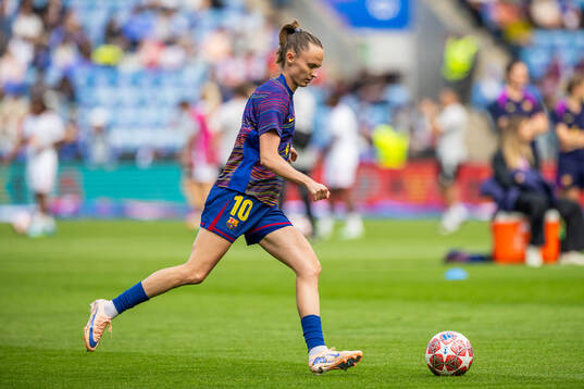 Caroline Graham Hansen of Barcelona warms up