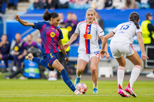 Salma Paralluelo of Barcelona scores the 3-0 goal