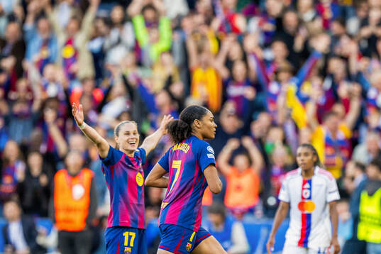 Salma Paralluelo of Barcelona celebrates