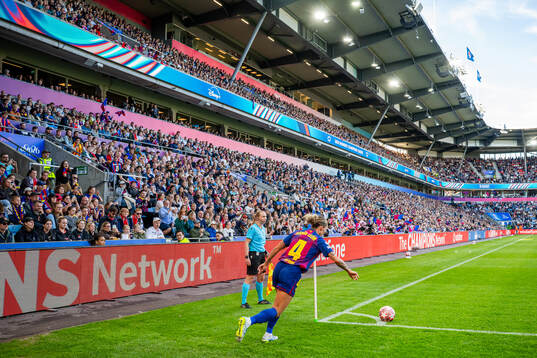 Mapi Leon of Barcelona takes a corner kick