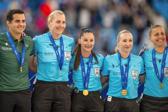 Referee Tess Olofsson, assistant referee Monica Løkkeberg