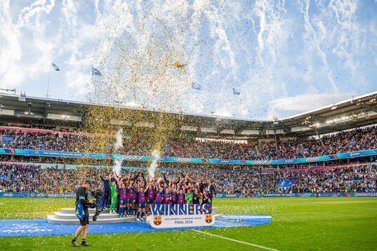 Alexia Putellas and players of Barcelona celebrate with the