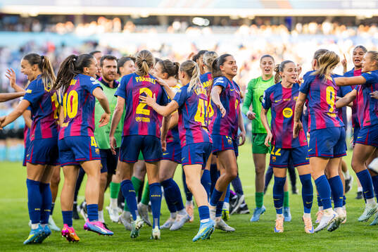 Kika Nazareth and players of Barcelona celebrate