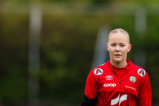 Hanne Nesse of Bryne warms up