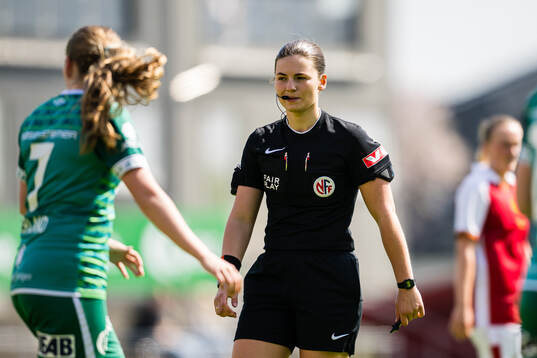 Jennifer Wie Rui, referee