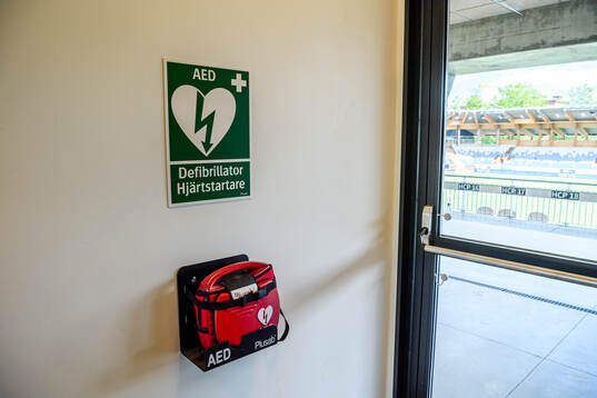 Defibrillator på en vägg