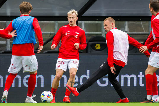 Kristall Mani Ingason of Brann warms up
