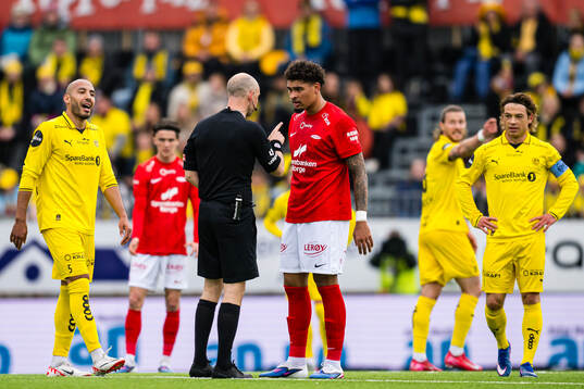 Christian Moen, referee, and Noah Jean Holm of Brann
