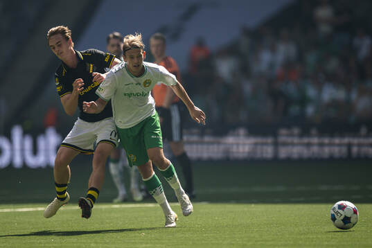 AIKs Yannick Geiger  och Hammarbys Markus Karlsson